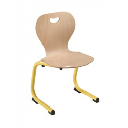 Chaise coque bois appui sur table