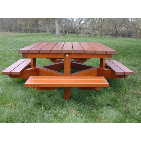 Table avec 4 bancs attenants en bois résineux teinté acajou doré